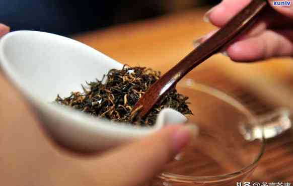 红茶放多长时间喝，探究饮用时间：红茶放置多久最美味？