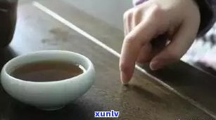 领导倒茶的礼仪：用指 *** 与注意事