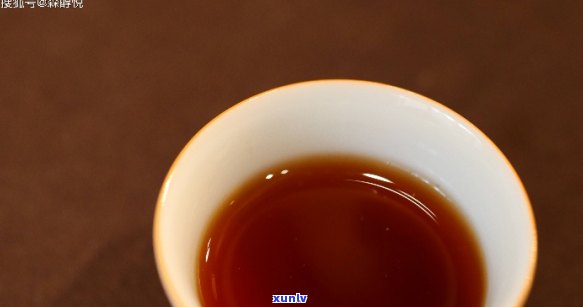 标题：普洱茶与乌龙茶：哪一种更助于减肥？nn普洱茶和乌龙茶都是广受欢迎的茶叶品种，多人都想知道它们各自对于减肥的效果。根据一些研究和个人的体验，普洱茶其是熟普洱茶，被认为具有较好的刮油减肥效果。普洱茶能够 *** 新陈代谢，加速脂肪分解，并且有助于降低血脂。而乌龙茶，其是铁观音，也有较好的减肥效果，其丰富的茶多酚和咖啡碱能够帮助消耗脂肪，促进新陈代谢。nn然而，选择适合自己的茶叶更重要。个人的口味偏好、体质以及生活惯都会影响减肥效果。例如，普洱茶的发酵程度和存方式不同，其性质也会有所不同，有的更和，有