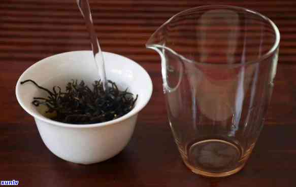 红茶直接用热水冲茶叶吗，红茶冲泡：应该直接用热水冲茶叶吗？