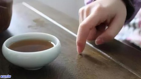 给人倒茶从边还是右边，倒茶礼仪：应该从边还是右边进行？