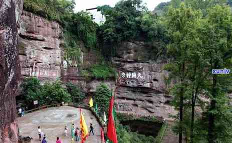 黄山有什么茶最出名的地方，黄山，中国名山之一，位于安徽省南部。这座山以其美丽的自然风光和独特的茶叶而闻名于世。以下是关于黄山有哪些最出名的茶的详细介绍：nn1. 黄山毛峰：黄山毛峰是安徽黄山特产的一种绿茶。这种茶叶以其细嫩的芽叶、翠绿的颜色和浓的香气而受到赞誉。它的 *** 过程包括摘取、杀青、揉捻和干燥等步骤。黄山毛峰通常在春采摘，因此其味道更加美。nn2. 黄山云雾：黄山云雾是一种特殊的绿茶，也是黄山的茶叶之一。这种茶叶以其淡淡的绿色和轻盈的口感而受到赞誉。它是在高海拔地区生长的茶叶，其叶子比较薄，形状像云朵一样。nn3. 茸茶：茸茶是一种特别的茶叶，它是以茸为原料制成的。这种茶叶具有清热解、滋阴降火的功效，同时还有助于提高免疫力。它适合那些需要调节身体平的人饮用。nn4. 黄山石崖茶：黄山石崖茶是一种名贵的绿茶，它是在黄山山顶岩石缝中种植的茶叶。这种茶叶的味道非常独特，有淡淡的草香和坚果味。它被认为是一种非常好的保健饮品，有助于增强体质和抵御疾病。nn总的来说，黄山有多种著名的茶叶，每一种都有其独特的风味和功效。无论是绿茶还是红茶，都是值得尝试的美味佳品。如果你有机会到访黄山，一定要品尝一下当地的茶叶，感受它们的独特魅力。