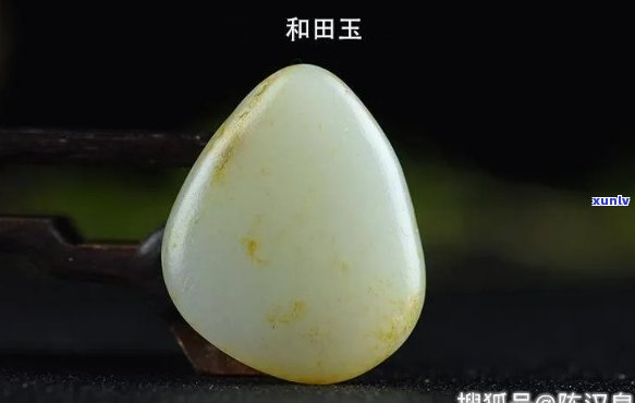 飘蓝花翡翠手镯，绚丽夺目：飘蓝花翡翠手镯，展现优雅气质