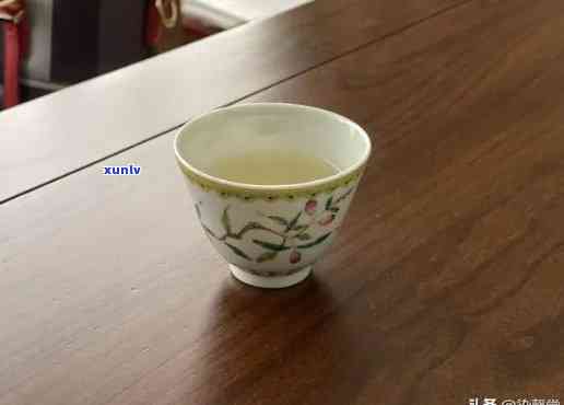 为什么喝茶要用小杯子，解密茶叶文化：探讨为何饮茶要用小杯子