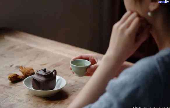 睡前喝茶到底好不好？探讨其对女生的作用及科学依据