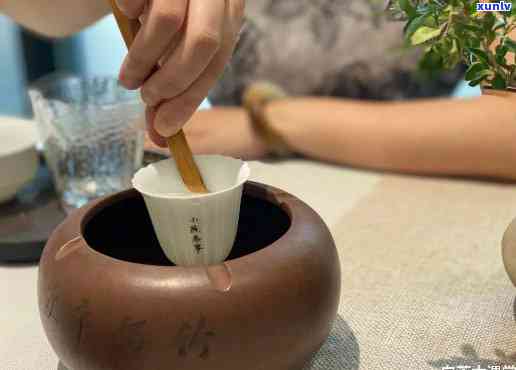 喝茶常用的六样工具是：茶壶、茶杯、茶叶罐、茶漏、茶则、茶。