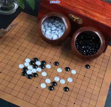 翡翠围棋棋盘，翡翠棋盘上黑白分明，精美围棋局让人陶醉