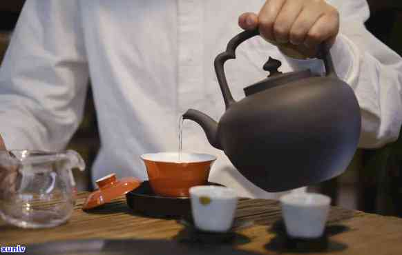 专门泡茶的人简称：茶艺师