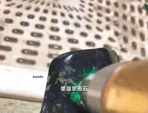 墨翡翠原石价格，探究墨翡翠原石的价值：价格解析与投资指南