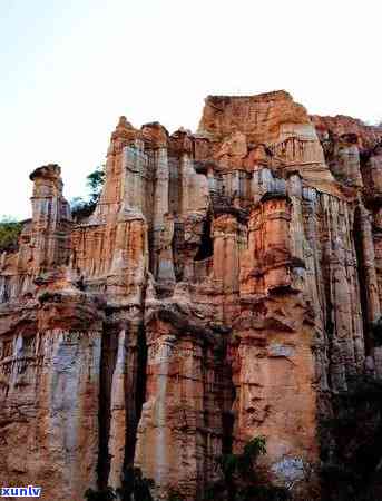 云南旅游团翡翠，探寻神秘翡翠：加入云南旅游团，一大自然的鬼斧神工！