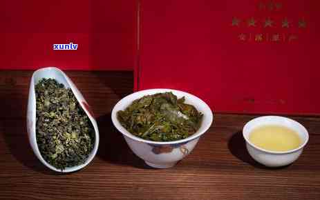 红茶干茶的色泽乌黑油亮，优质红茶：干茶色泽乌黑油亮，品味越