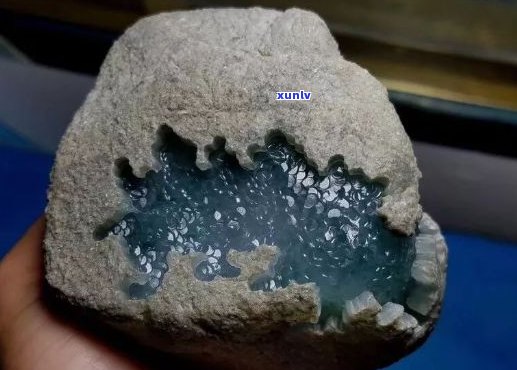 冰种开窗表现：翡翠原石的天然美与价值解析