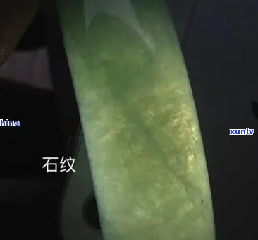 冰种翡翠手镯打灯图片，惊艳！冰种翡翠手镯打灯实拍图片，翠绿欲滴、水润透亮！