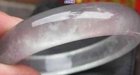 什么是翡翠水沫子？了解这种玉石及其特点与图片