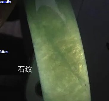 冰种翡翠手镯打灯表现，璀璨夺目！探究冰种翡翠手镯的打灯表现