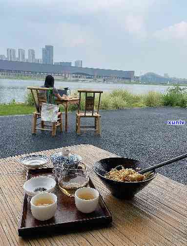 长沙江边喝茶吃饭休闲，闲适生活：在长沙江边品尝美食，享受悠闲的下午茶时光