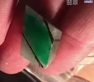 翡翠戴几年会有变化，揭秘翡翠戴多久会变色？