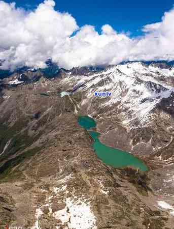 冰山翡翠镶嵌吊坠图片，璀璨夺目：冰山翡翠镶嵌吊坠图片赏析