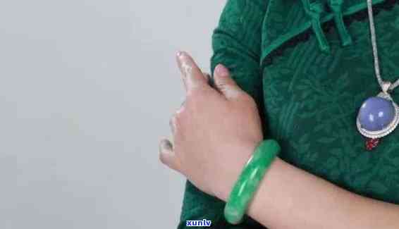 他戴翡翠手镯的英文，He adorns his wrist with a jade bracelet