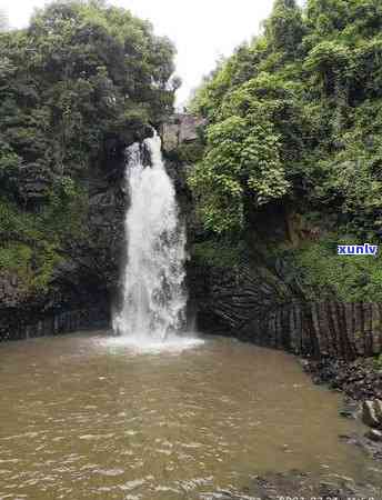 瑞丽市里瀑布图片，探索云南美景：瑞丽市里瀑布的壮观照片