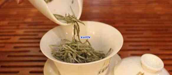 泡茶先放茶叶还是先倒水，泡茶新手必看：究竟应该先放茶叶还是先倒水？