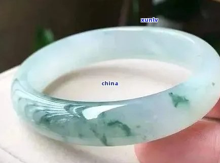 翡翠里面的飘花戴的时间长了要变化，时间的磨砺：翡翠飘花饰品的变化解析