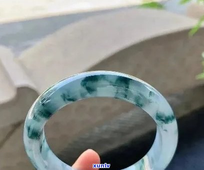 蓝色飘花翡翠，美丽的蓝色飘花翡翠：探索这种珍贵宝石的美丽和价值