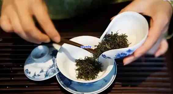 茶叶吸味道要泡开吗为什么，绿茶爱好者必看：茶叶吸味道前需要泡开吗？原因解析