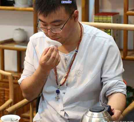 冰岛老寨大树茶特点：古老树龄、独特口感与珍贵茶王树照片