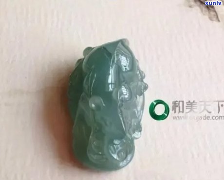 翡翠青色和白色哪个好，翡翠的颜色选择：青色和白色的比较与评价