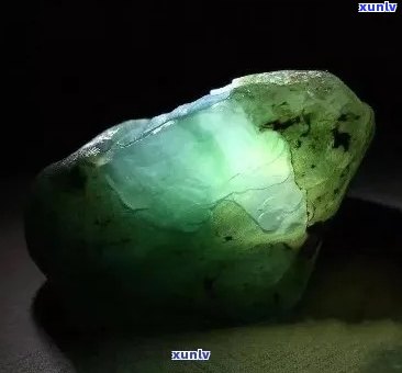 雅江翡翠的原石值钱吗，探讨雅江翡翠原石的价值：它们真的值钱吗？