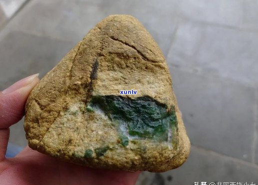 雅江翡翠的原石有哪些，探秘雅江翡翠原石：种类与特点全解析