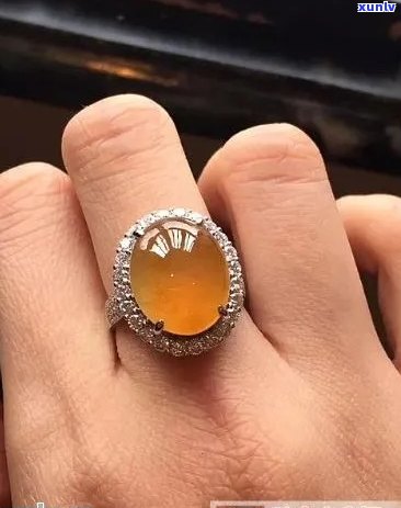 黄翡戒指镶嵌翡翠图片，华丽珠宝：黄翡戒指与翡翠的完美结合，惊艳图片展示！