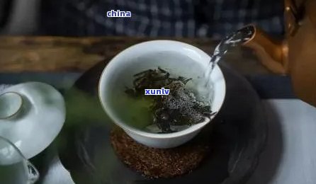 如何饮用冰岛古树茶水，探究冰岛古树茶的正确冲泡 *** 与饮用方式