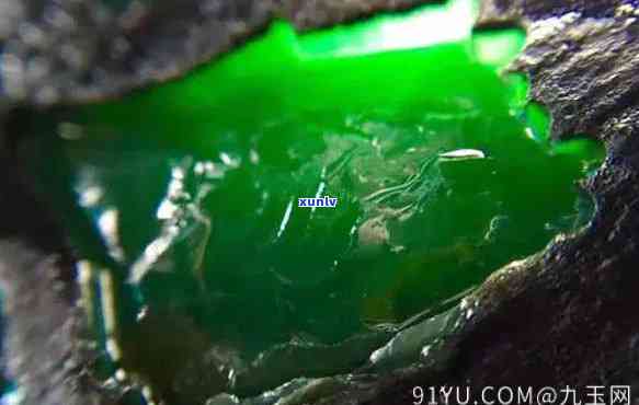龙肯场口翡翠原石图，龙肯场口翡翠原石图：珍贵绿宝石的秘密之源
