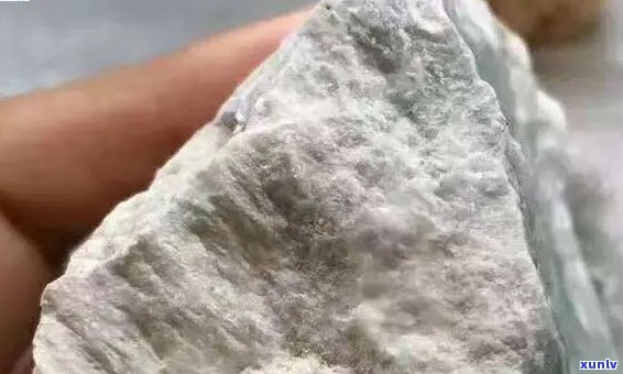 顶级白冰翡翠原石值钱吗，探讨：顶级白冰翡翠原石是否具备高价值？