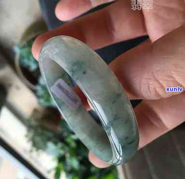 面积大的冰种翡翠-面积大的冰种翡翠值钱吗