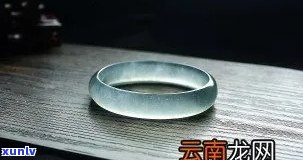 青花与翡翠哪个贵一些：青花翡翠特点、手镯图片及原石鉴别