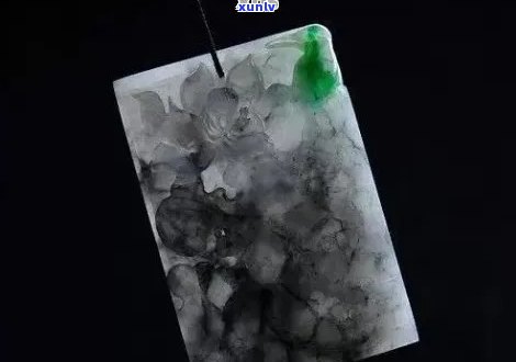 黑色雪花翡翠吊坠值钱吗：图片鉴赏及价格分析