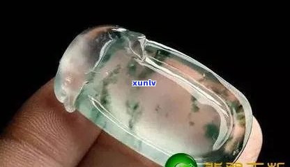 冰种飘花翡翠戒指价格与优劣比较：飘花与不飘花哪个更佳