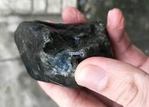 黑皮蓝水翡翠原石价值分析