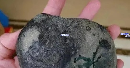 黑皮蓝水翡翠原石价值分析