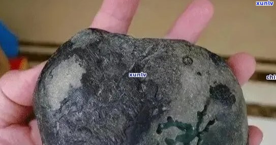 黑皮翡翠原石来源与价值解析：蜡皮与场口秘密