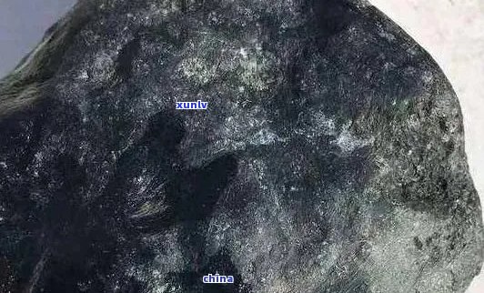 黑皮翡翠原石来源与价值解析：蜡皮与场口秘密