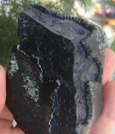 揭秘黑油皮翡翠原石：一块内部的惊喜与挑战