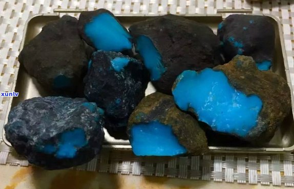 黑皮绿松石原石料质及产地详解：何种物质制成？来自何处？