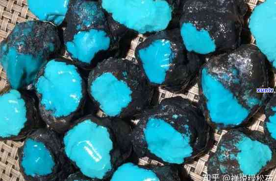 黑皮绿松石原石料质及产地详解：何种物质制成？来自何处？