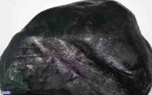 揭秘翡翠之美：黑皮壳木那原石的独特魅力与解析
