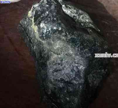 黑皮的翡翠原石是哪个场口： 特性、来源与去皮后的变化