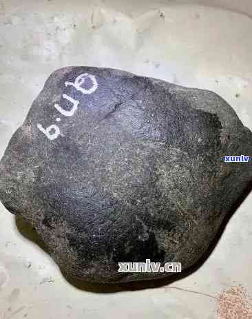 黑皮的翡翠原石是哪个场口： 特性、来源与去皮后的变化
